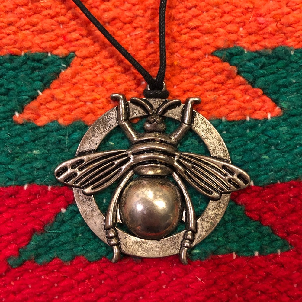 Silver bumble bee emblem necklace🐝